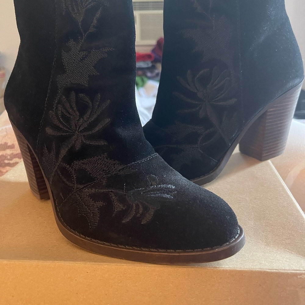 LUCKY BRAND Eleanor Floral embroidered ankle booth size 10
